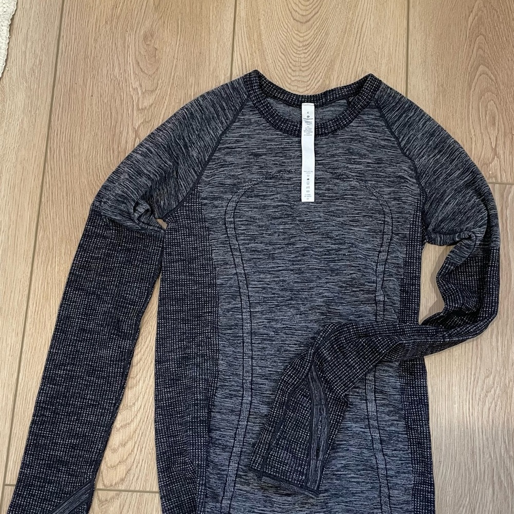 lululemon black / gray long sleeve